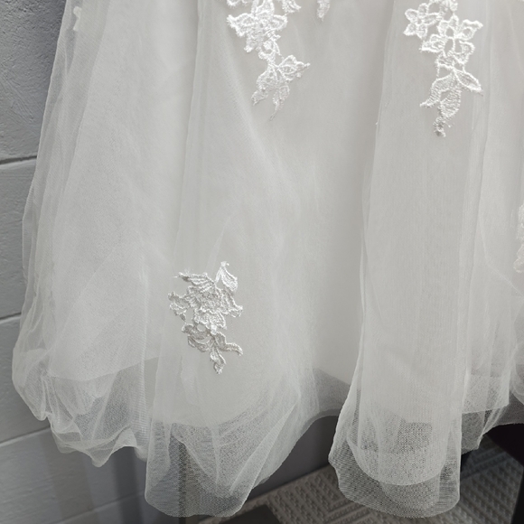 Elegant White Lace Wedding Dress - Picture 6 of 16